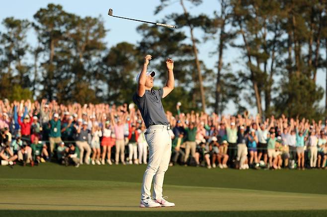 로리 매킬로이가 14일 제89회 마스터스 최종라운드에서 연장전 끝에 승리하고 커리어 그랜드슬램을 달성하는 순간 퍼터를 뒤로 던지며 감동에 겨워하고 있다. 오거스타|AFP연합뉴스