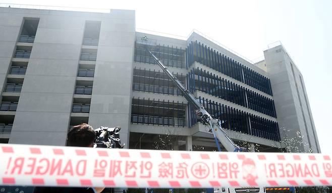 지난 1일 경남 창원시 창원NC파크에서 외부 안전 점검 업체가 긴급 점검을 하고 있다.  연합뉴스