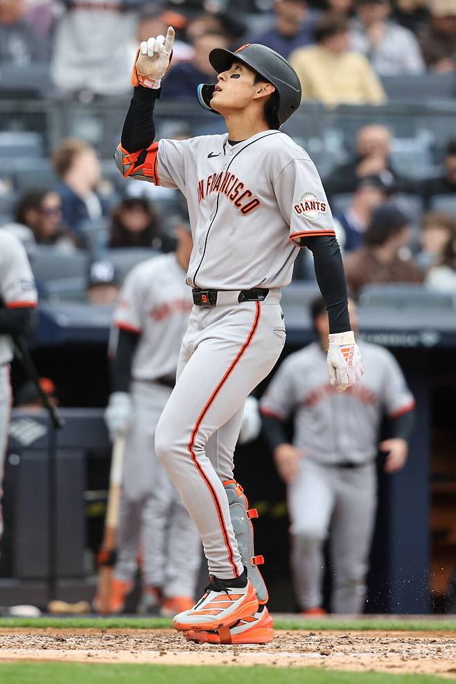 ▲ 이정후는 14일(한국시간) 미국 뉴욕주 브롱스 양키스타디움에서 열린 2025 메이저리그 뉴욕 양키스와 3연전 마지막 경기에 3번 타자 중견수로 선발 출전해 연타석 홈런을 터뜨렸다. 홈 플레이트를 밟으며 세리머니하는 이정후.&nbsp; ⓒ연합뉴스/AP