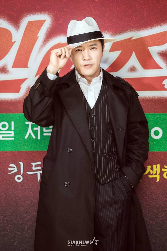 배우 안재모가 18일 오후 온라인으로 진행된 카카오TV 오리지널 예능 프로그램 '야인 이즈 백' 라이브 토크에 참석해 포즈를 취하고 있다.  '야인 이즈 백'은 안재모가 2000년대 초반 범국민적 인기를 누렸던 킹두한으로 변신, 킹두한 '찐팬' 이진호와 함께 펼치는 '2021년판 짠내 누아르'다. 매주 목요일과 일요일 오후 8시 방송. / 사진제공 =카카오TV