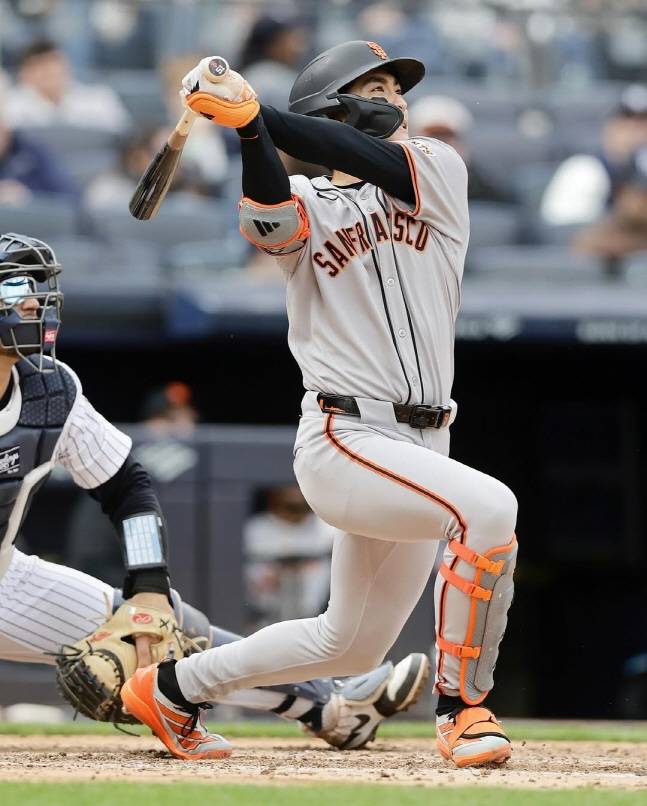 이정후(오른쪽)가 6회 역전 스리런 홈런을 날리고 있다. /사진=샌프란시스코 자이언츠 공식 SNS