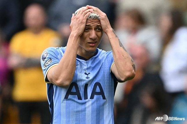 히샬리송이 머리를 싸매고 아쉬워하고 있다. /AFPBBNews=뉴스1