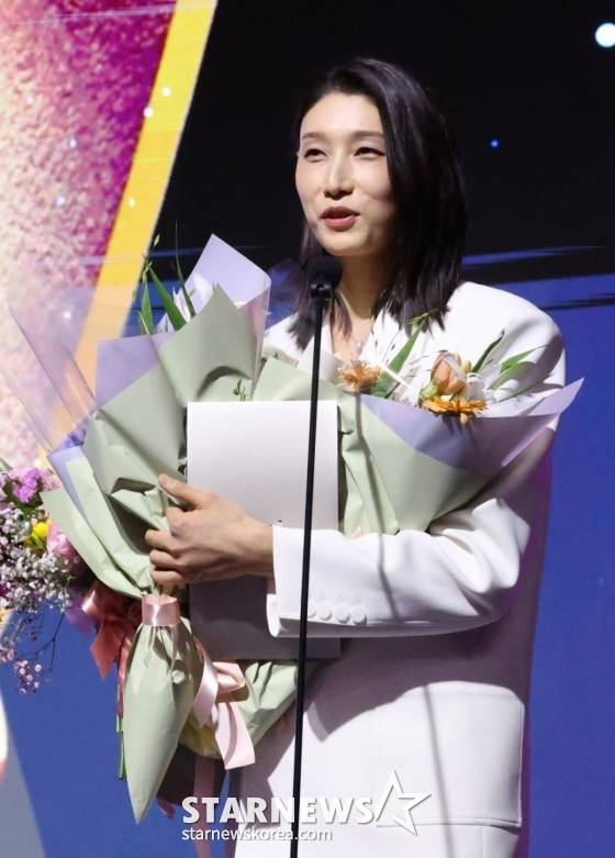 김연경이 2024~2025시즌 만장일치 정규리그 MVP를 수상한 후 소감을 밝히고 있다. /사진=김진경 대기자