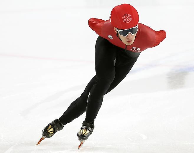 13일 서울 목동 아이스링크에서 열린 2025-2026시즌 쇼트트랙 국가대표 2차 선발전. 남자부 1000m 예선에서 강원특별자치도청 황대헌이 역주하고 있다. 연합뉴스