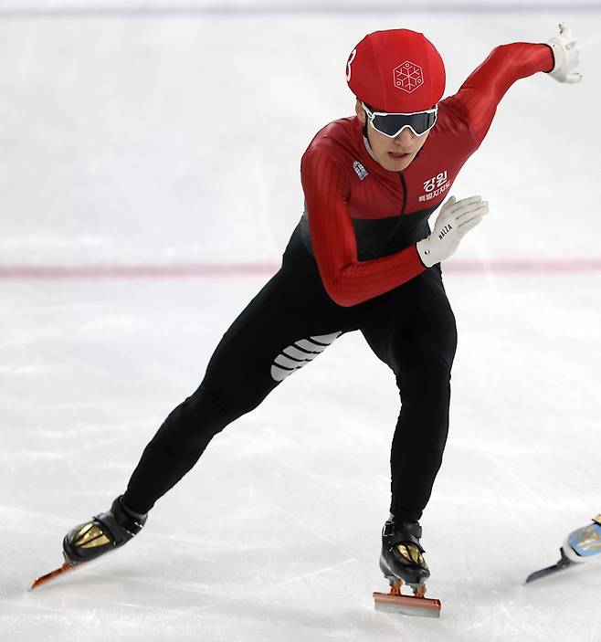 13일 서울 목동 아이스링크에서 열린 2025-2026시즌 쇼트트랙 국가대표 2차 선발전. 남자부 1000m 예선에서 강원특별자치도청 황대헌이 역주하고 있다. 연합뉴스
