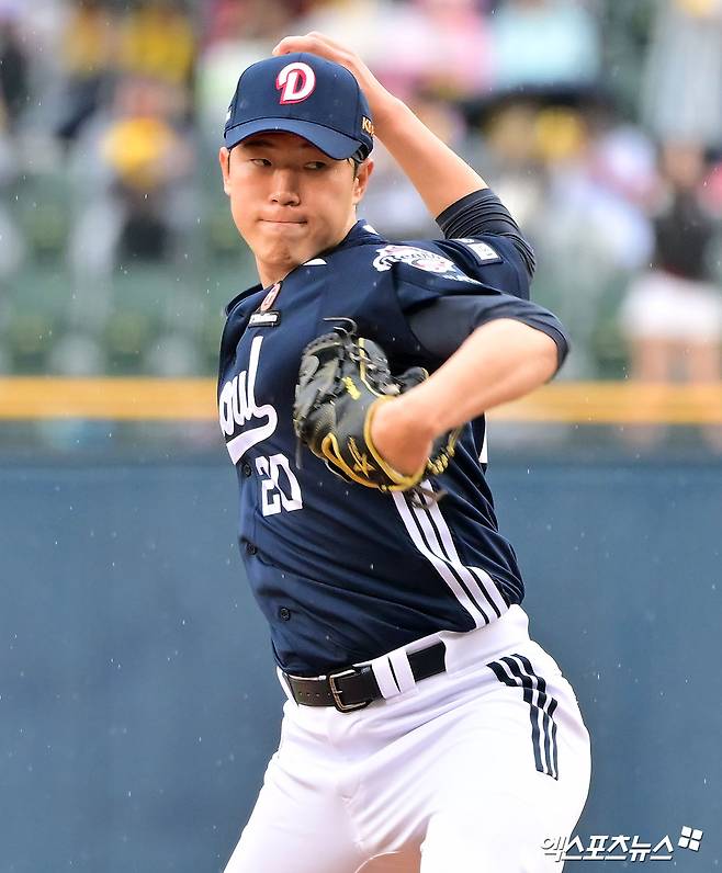 두산 투수 김유성은 지난 12일 잠실구장에서 열린 '2025 신한 SOL Bank KBO 리그' LG와 주말 3연전 두 번째 경기에서 선발 등판했다. 최고 구속 시속 151㎞ 빠른 공을 던졌지만, 효율적인 투구를 하지 못해 3⅔이닝 2실점 하며 조기 강판 됐다. 엑스포츠뉴스 DB
