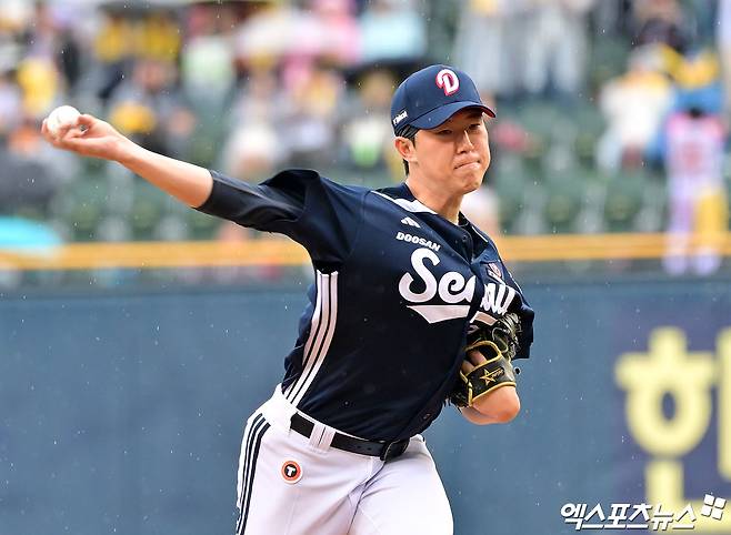 두산 투수 김유성은 지난 12일 잠실구장에서 열린 '2025 신한 SOL Bank KBO 리그' LG와 주말 3연전 두 번째 경기에서 선발 등판했다. 최고 구속 시속 151㎞ 빠른 공을 던졌지만, 효율적인 투구를 하지 못해 3⅔이닝 2실점 하며 조기 강판 됐다. 엑스포츠뉴스 DB