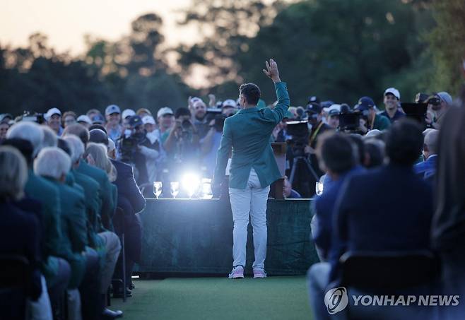 시상식에서 그린 재킷 입고 인사하는 매킬로이 [로이터=연합뉴스]