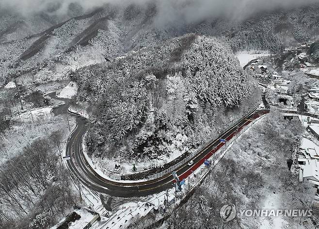춘사월의 폭설 (화천=연합뉴스) 양지웅 기자 = 전국 곳곳에 봄눈 소식이 찾아온 지난 13일 강원 화천군 광덕산 일원에 눈이 쌓여 있다.
    강원지방기상청은 이날 오후까지 영서 내륙과 산지 곳곳에 눈이 내릴 것으로 내다봤다. 2025.4.13 yangdoo@yna.co.kr