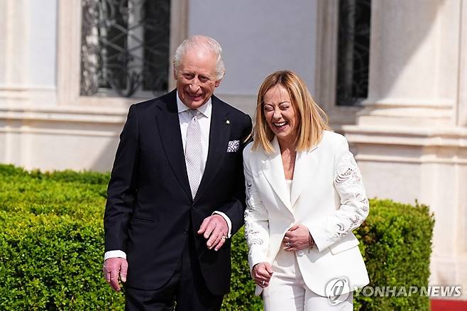 찰스 3세 영국 국왕과 조르자 멜로니 이탈리아 총리 (로마 로이터=연합뉴스) 9일(현지시간) 이탈리아를 방문한 찰스 3세 영국 국왕이 조르자 멜로니 이탈리아 총리와 대화를 나누며 웃고 있다. 2025.04.14