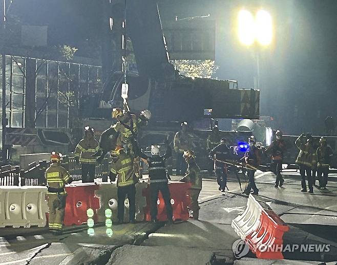 광명 신안산선 공사장 붕괴로 고립된 근로자 1명 구조 (광명=연합뉴스) 12일 오전 4시 27분께 경기도 광명시 일직동 신안산선 지하터널 붕괴 사고 현장에서 고립됐던 20대 굴착기 기사가 사고 발생 13시간여만에 구조되고 있다. 2025.4.12 [경기도소방재난본부 제공. 재판매 및 DB 금지] zorba@yna.co.kr