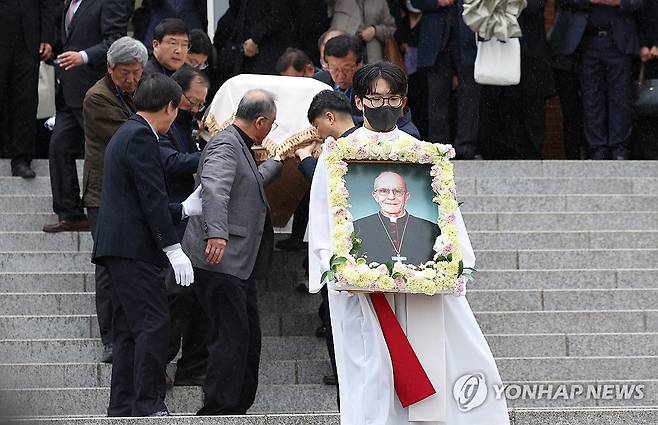 성당 떠나는 두봉 주교 (안동=연합뉴스) 윤관식 기자 = 14일 경북 안동시 목성동주교좌성당에서 엄수된 두봉 레나도(프랑스명 르네 뒤퐁) 주교 장례미사가 끝난 뒤 두봉 주교가 성당을 떠나고 있다. 2025.4.14 psik@yna.co.kr