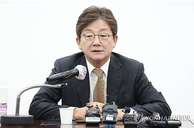 유승민 전 의원, 대구서 기자 간담회 (대구=연합뉴스) 윤관식 기자 = 국민의힘 유승민 전 의원이 11일 대구 수성구 국민의힘 대구시당에서 열린 기자 간담회에서 발언하고 있다. 2025.4.11 psik@yna.co.kr