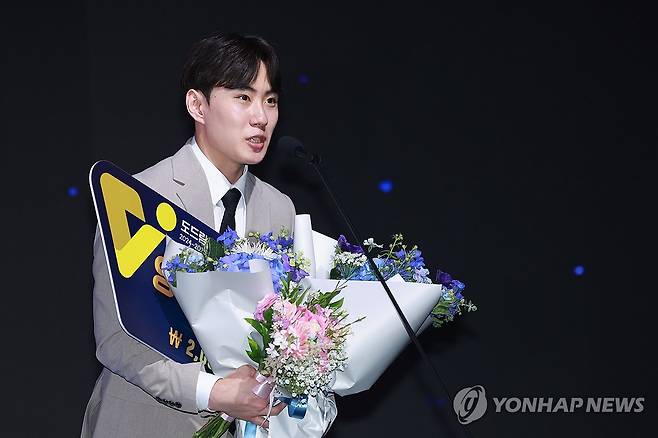 우리카드 한태준, 남자부 영플레이어상 수상 (서울=연합뉴스) 신현우 기자 = 14일 서울 서대문구 스위스그랜드호텔에서 열린 프로배구 도드람 2024-2025 V리그 시상식에서 남자부 영플레이어상을 수상한 우리카드 세터 한태준이 소감을 말하고 있다. 2025.4.14 nowwego@yna.co.kr