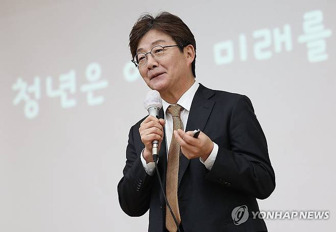 유승민 전 의원, 경북대서 청년 토크쇼 (대구=연합뉴스) 윤관식 기자 = 국민의힘 유승민 전 의원이 11일 대구 북구 경북대학교 사회과학대학에서 열린 청년 토크쇼에서 '청년은 어떤 미래를 원하는가'를 주제로 강연하고 있다. 2025.4.11 psik@yna.co.kr