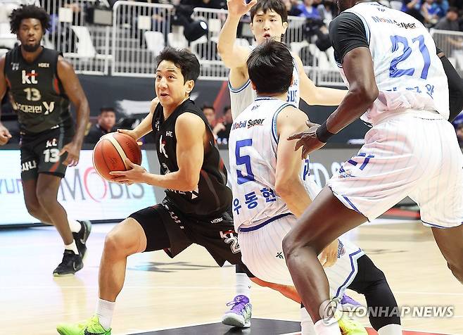 돌파하는 허훈 (수원=연합뉴스) 홍기원 기자 = 14일 경기도 수원KT소닉붐아레나에서 열린 프로농구 6강 플레이오프 2차전 수원 KT 소닉붐과 대구 한국가스공사 페가수스의 경기. KT 허훈이 돌파하고 있다. 2025.4.14 xanadu@yna.co.kr