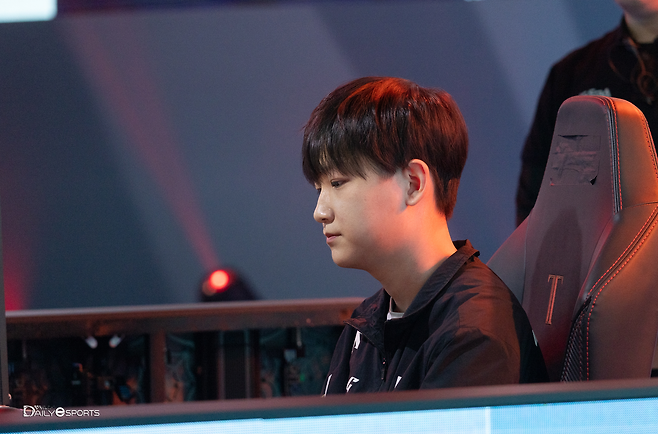 최연소 선수 고원재가 장재근에 역전승을 거두며 16강전에 발을 디뎠다.