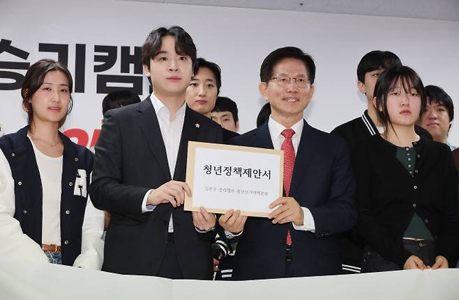 대선 출마를 선언한 김문수 전 고용노동부 장관이 15일 서울 여의도 대하빌딩에서 청년·대학생들의 지지 선언 기자회견에 참석해 청년정책제안서를 받고 있다.(사진=연합뉴스)