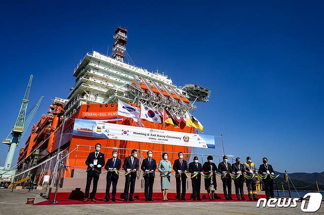 지난 2021년 경남 거제시 삼성중공업 거제조선소에서 열린 한-모잠비크 부유식 해양 LNG 액화 플랜트(FLNG)선 출항 명명식. 2021.11.15/뉴스1 ⓒ News1 유승관 기자