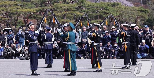 15일 서울 동작구 국립서울현충원 현충문 앞에서 열린 '현충문 정례 군(軍) 의장행사'에서 국방부 의장대 소속 육·해·공군, 해병대 병사들이 동작시범을 하고 있다.  2025.4.15/뉴스1 ⓒ News1 박지혜 기자