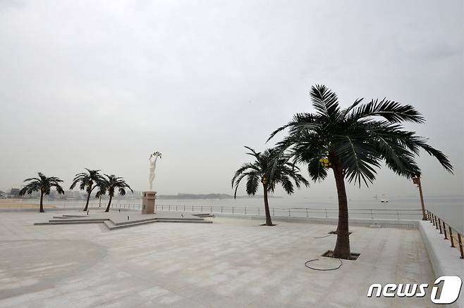 경북 포항시 남구 송도해수욕장에 있는 평화의 여신상 옆으로 경관 조명으로 사용할 야자수가 설치돼 있다.(뉴스1 자료, 제판매 및 DB 금지) ⓒ News1 최창호 기자