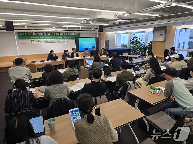 '기후시민프로젝트'가 서울 중구 YWCA연합회 강당에서 제21대 대통령 선거와 관련해 분산에너지 확대와 지역 균형·안배를 요구하는 정책제안 토론회를 열고 있다. ⓒ 뉴스1 황덕현 기자