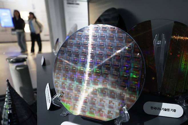 15일 경기 과천시 과천국립과학관 미래상상 SF관에서 관람객들이 반도체 관련 전시품을 살펴보고 있다. 정부는 이날 경제관계장관회의 겸 산업경쟁력강화 관계장관회의에서 필수 추가경정예산(추경)안과 관련해 "반도체 산업에 대한 지원을 33조 원으로 대폭 확대하고, 재정도 2026년까지 4조 원 이상 투입하겠다＂고 밝혔다. 2025.4.15/뉴스1 ⓒ News1 황기선 기자