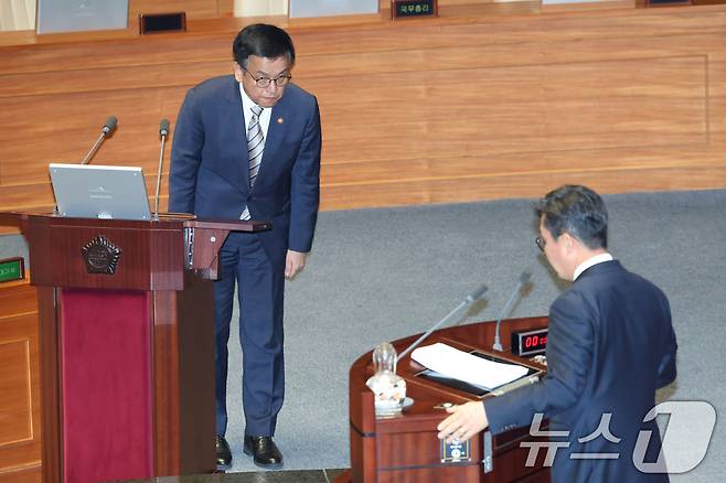 최상목 경제부총리 겸 기획재정부장관이 15일 오후 서울 여의도 국회 본회의 경제에 관한 대정부질문에서 안도걸 더불어민주당 의원 질의에 답한뒤 인사하고 있다. 2025.4.15/뉴스1 ⓒ News1 이광호 기자