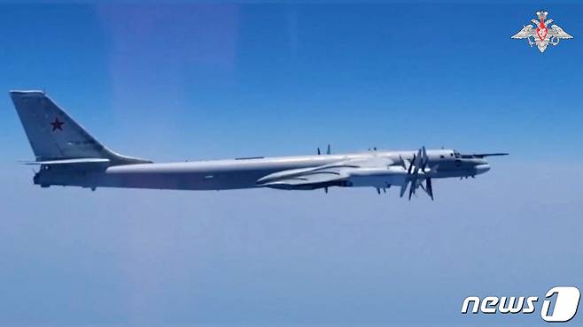 14일 (현지시간) 러시아 공군의 Tu-95MS 전략 폭격기가 북극의 공해를 비행하고 있다. 2023.8.15 ⓒ 로이터=뉴스1 ⓒ News1 우동명 기자