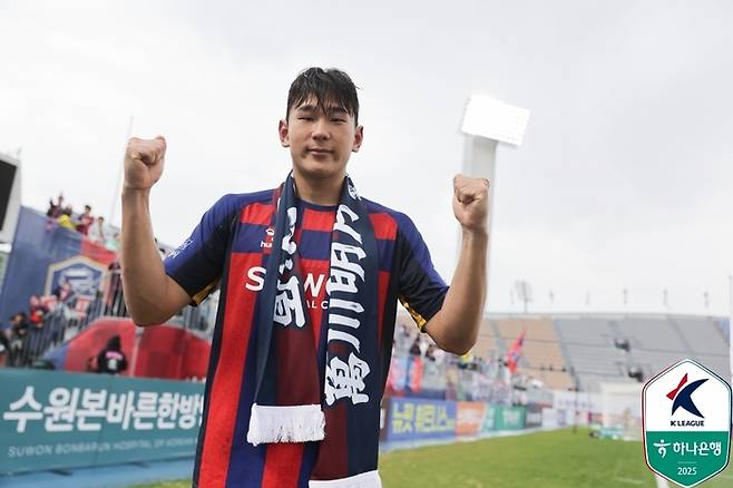 수원FC 이현용이 12일 수원종합운동장에서 열린 김천과의 경기에서 승리한 뒤 사진 촬영에 임하고 있다. 제공 | 한국프로축구연맹