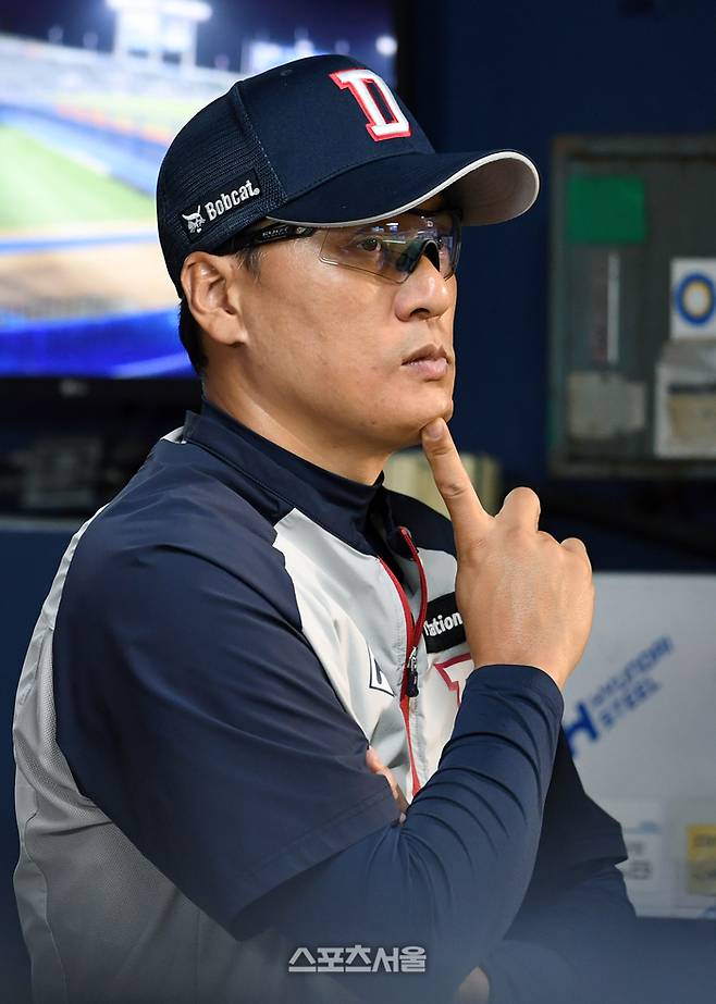 두산 이승엽 감독이 30일 잠실구장에서 열린 2024 KBO리그 KT 와 경기에서 선수들의 플레이를 지켜보고 있다. 잠실 | 박진업 기자 upandup@sportsseoul.com