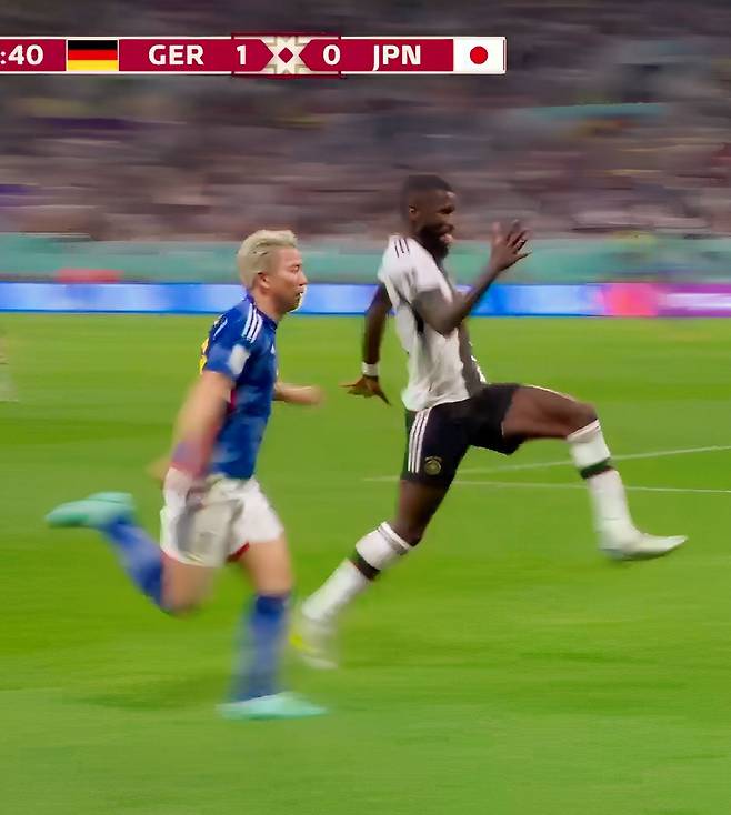 레알 마드리드의 수비수 안토니오 뤼디거가 클럽의 이미지를 제대로 망치고 있다. 코칭 스태프를 폭행하고, 일본 선수들을 조롱한 것은 이미 유명하다. 최근에는 훈련장에서 동료 선수와 몸싸움까지 벌이며 논란이 커지고 있다.

1993년생으로 30세가 넘는 나이임에도 여전히 배움이 부족한 모습을 보이며 팬들의 눈살을 찌푸리게 하고 있다. 구단 차원에서 날뛰는 뤼디거의 행동을 자제시킬 대책 마련이 시급하다. 사진=SNS