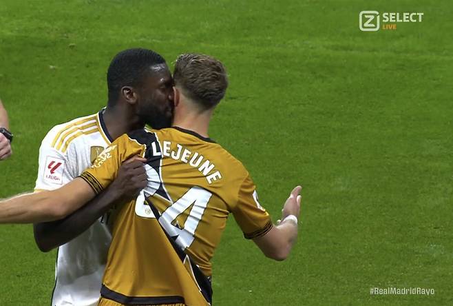 레알 마드리드의 수비수 안토니오 뤼디거가 클럽의 이미지를 제대로 망치고 있다. 코칭 스태프를 폭행하고, 일본 선수들을 조롱한 것은 이미 유명하다. 최근에는 훈련장에서 동료 선수와 몸싸움까지 벌이며 논란이 커지고 있다.
1993년생으로 30세가 넘는 나이임에도 여전히 배움이 부족한 모습을 보이며 팬들의 눈살을 찌푸리게 하고 있다. 구단 차원에서 날뛰는 뤼디거의 행동을 자제시킬 대책 마련이 시급하다. 사진=SNS