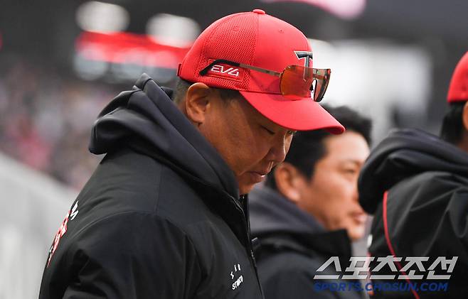 3일 광주 기아챔피언스필드에서 열린 KIA 타이거즈와 삼성 라이온즈의 경기. KIA 이범호 감독이 생각에 잠겨 있다. 광주=박재만 기자 pjm@sportschosun.com/2025.04.03/