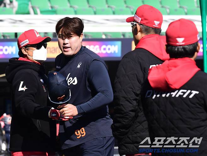 랜더스필드 방문한 류현진.