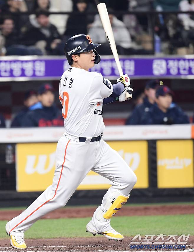 3일 대전 한화생명 볼파크에서 열린 KBO리그 한화와 롯데의 경기. 6회 1사 1, 3루. 1타점 적시타를 날린 한화 이진영. 대전=송정헌 기자songs@sportschosun.com/2025.04.03/