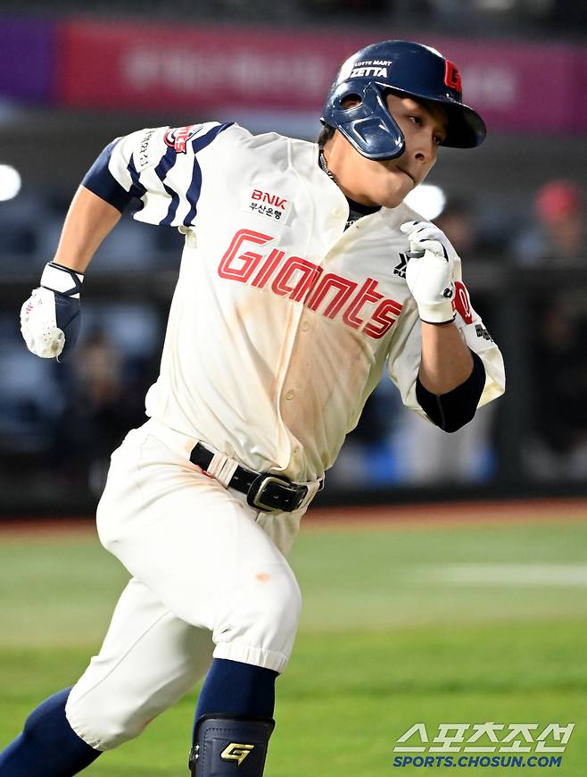 10일 부산 사직야구장에서 열린 KIA와 롯데의 경기, 8회말 1사 3루 롯데 황성빈이 1타점 적시타를 치고 질주하고 있다. 부산=허상욱 기자wook@sportschosun.com/2025.04.10/