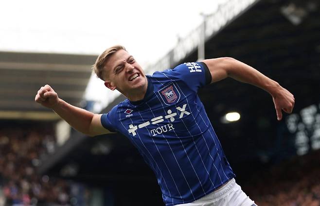 맨체스터 유나이티드가 리암 델랍의 영입 경쟁에서 앞섰다는 소식이다. 올 시즌 공식 경기가 34경기에서 12골 2도움을 기록한 델랍은 훌륭한 공격수 자원으로 많은 팀들의 관심을 받고 있다.

델랍의 소속팀 입스위치 타운이 잉글랜드 프리미어리그(EPL)에서 강등될 가능성이 크기 때문에 적은 비용에 영입할 수 있는 선수로도 인기다. 중앙 공격수 자원이 절실한 맨유 입장에서는 꼭 영입해야 할 자원으로 분류된다. 사진=SNS