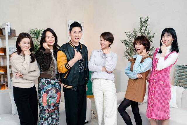 배우 장서희 명세빈, 방송인 신동엽, 배우 황정음 예지원 이수경(왼쪽부터)이 SBS Plus·E채널 예능 프로그램 '솔로라서'에 출연해 이목을 사로잡고 있다. /SBS Plus, E채널