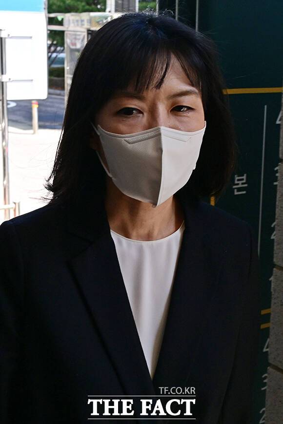 이날 남편 윤관 대표와 따로 법정에 향한 구연경 LG복지재단 대표.