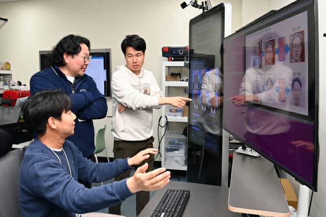 ETRI 연구진이 실사 인물 발화 영상 생성 프레임워크 기술에 대해 논의하는 모습 (사진=ETRI)