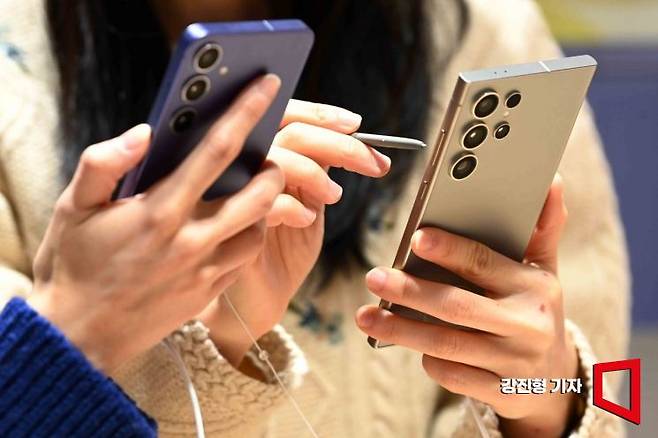 서울 종로구 KT플라자 광화문중앙점에서 갤럭시 S24 사전 구매고객이 제품을 살펴보고 있다. 사진=강진형 기자aymsdream@