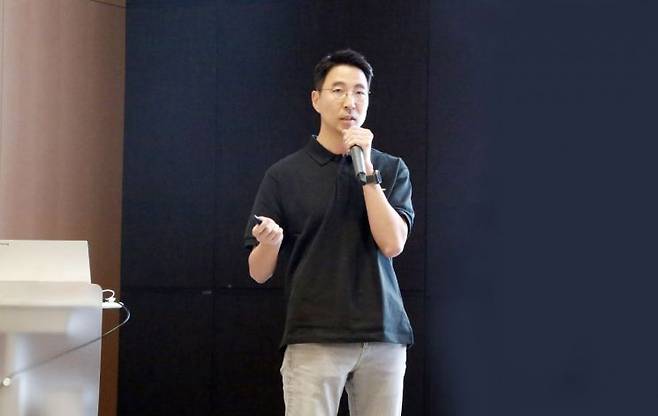 김민표 두산로보틱스 대표가 최근 경기 성남시 분당두산타워에서 열린 타운홀 미팅에서 발언하고 있다. 두산로보틱스