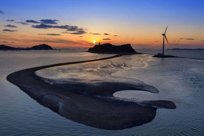 안산시의 대표적인 해양 관광지인 탄도항 누에섬 전경. 시는 빅데이터 분석을 통해 탄도항의 지속적인 관광 콘텐츠 개발에 나설 방침이다. 안산시 제공