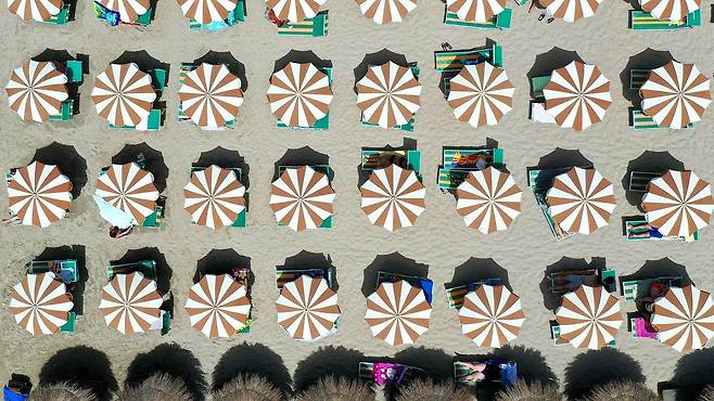 자외선 차단제 사용이 피부 손상 예방에 도움이 될 수는 있으나, 옷으로 피부를 가리고 그늘에서 지내는 것도 중요하다