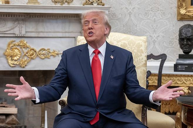 도널드 트럼프 미국 대통령이 14일(현지 시각) 미국 워싱턴 DC 백악관 집무실에서 가진 나이브 부켈레 엘살바도르 대통령과의 회담에서 발언하고 있다. 그는 이 자리에서 수입 자동차 부품에 대한 관세 부과를 유예하겠다는 뜻을 밝혔다. /연합뉴스