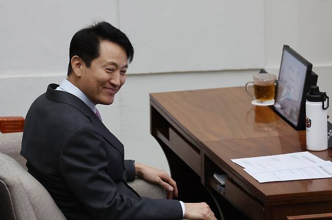 오세훈 서울시장이 15일 서울 중구 서울시의회에서 열린 제330회 임시회 제1차 본회의에 참석해 있다. 오 시장은 지난 12일 대선 불출마를 선언했다. /연합뉴스
