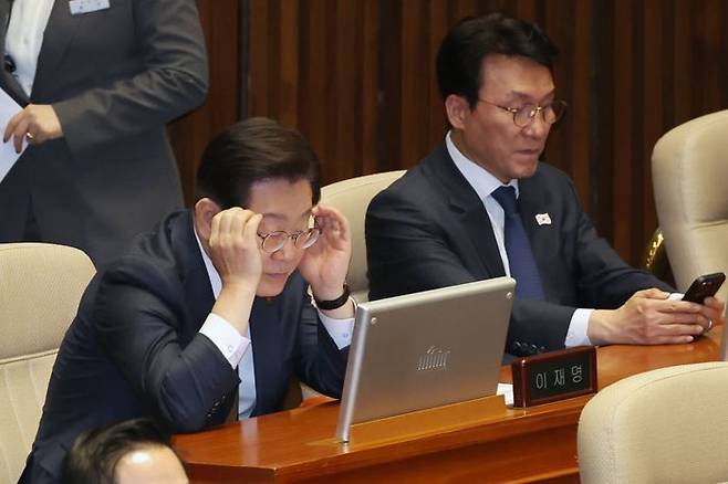 이재명 더불어민주당 대표(사진 왼쪽)가 지난 13일 오후 열린 국회 본회의에서 의석 모니터를 보고 있다. ⓒ뉴시스