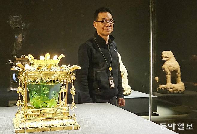 국립대구박물관의 권영일 방호주사보는 30년 베테랑답게, 관람객을 슬쩍 보는 것만으로도 방문 목적이나 관심 정도 등을 단숨에 알아챈다고 한다. 그는 “이 일을 오래 하다 보니 어디서건 사건이 있으면 자꾸 앞서는 직업병이 생겼다”며 “밀집 공간에선 언제나 화재경보기와 탈출구부터 강박적으로 확인한다”고 했다. 대구=이지윤 기자 leemail@donga.com