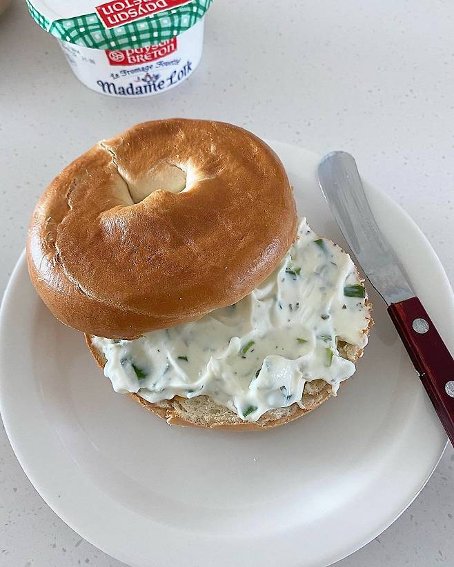 a9d517db3f940014fe620944f60e7d741.jpg 대파 크림치즈 베이글 샀는데 너무하네